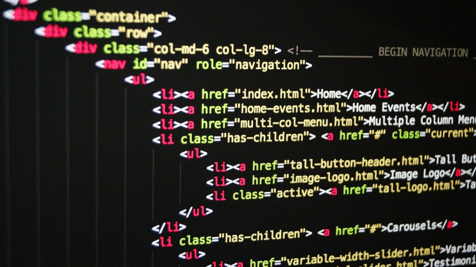 モニタにPythonコードが表示され、AWSのロゴとGmail、Google Calendarのアイコンが配置されたイメージ。サーバーレス移行と連携処理の概念を示す。