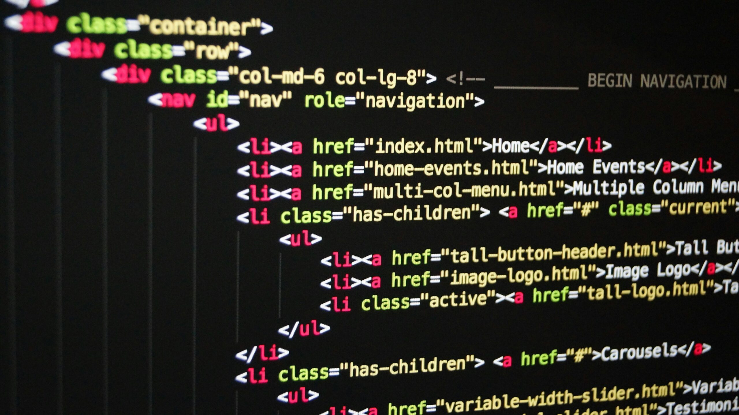 モニタにPythonコードが表示され、AWSのロゴとGmail、Google Calendarのアイコンが配置されたイメージ。サーバーレス移行と連携処理の概念を示す。