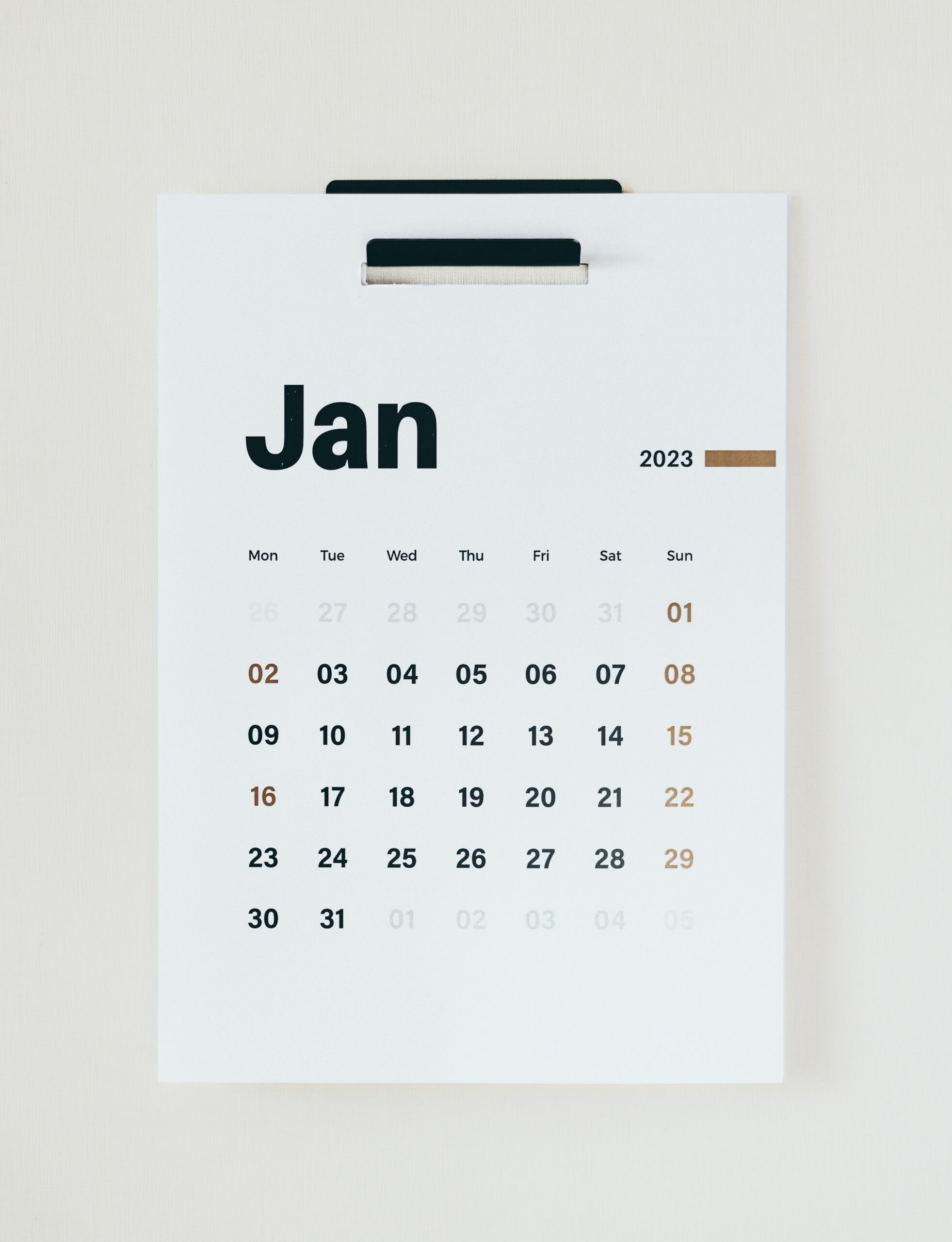 壁に掛けられたカレンダー。GaroonとGoogle Calendarの連携をイメージ